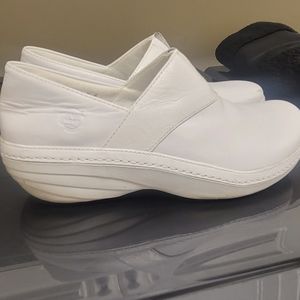 Timberland Women’s White Nurse Shoe Clogs Size 9M Embossed Leather Anti-Fatigue